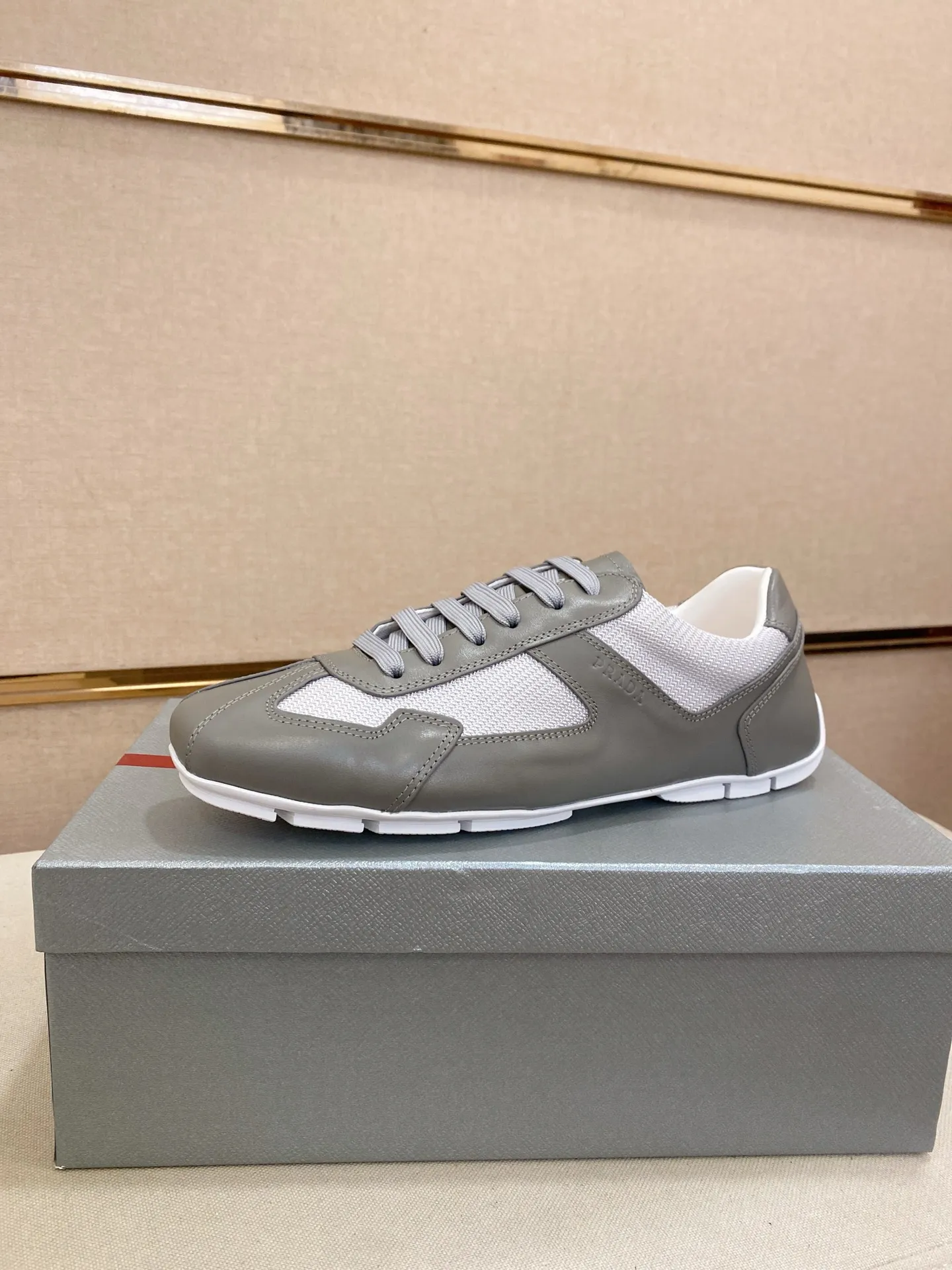Men's shoes 💰 480💰 ✔️✔️✔️Top high version High-quality new PRADA (Prada) counters are launched at the same time. The new men's shoes and 😘fabrics are purely handmade in Niujing. Lining: Full cowhide lining. 👍🏿High-end☄️Open-molded non-slip rubber outsole, exquisite lines, simple and elegant, comfortable and high-end for leisure travel. Code number: 38-44. Can be customized45